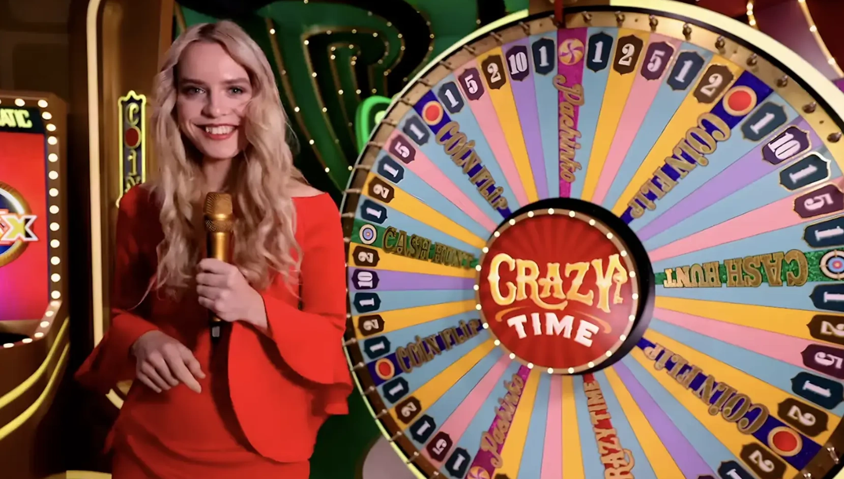 Der Live-Moderator von Crazy Time präsentiert das Studio-Geldrad
