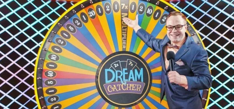 Il conduttore dal vivo di Dream Catcher presenta la ruota dei soldi verticale